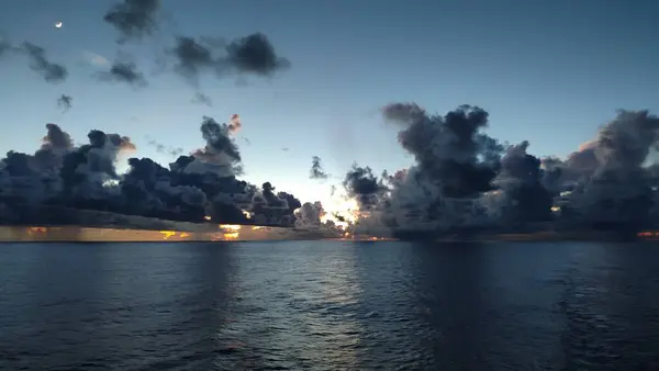 Atlantik Okyanusu 'nda inanılmaz güzel bir gün batımı. Atlantik Okyanusu 'nda inanılmaz güzel bir gün batımı. Böyle bir gün batımını izlemek inanılmaz bir manzara.