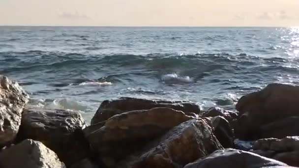 Dalgalar Kayalara Çarpıyor Video Yavaş Çekimde Çekildi Kırılan Dalgaların Ince — Stok video