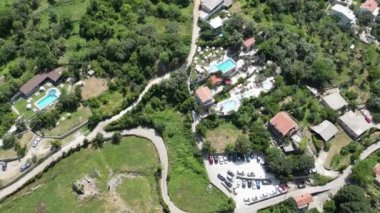 Karadağ, yüzme havuzu kompleksi, aile tatili için en iyi yerin havadan görünüşü, dinlenen, yüzen ve güneşlenen insanlar