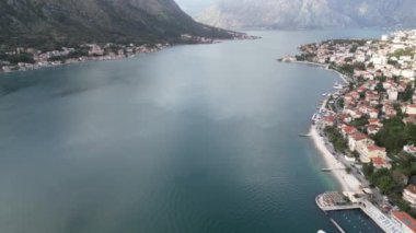 Boko - Kotor Körfezi Adriyatik kıyısında güzel bir yerdir, dağların ve suların güzelliğiyle şaşırtıcıdır, Karadağ, Kış 2024. Yüksek kalite 4k görüntü