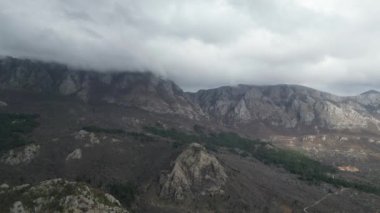 Karadağ, kış, Karadağ 'ın sıradışı fotoğrafları, dağların tepelerine yapışan ağır bulutlar.