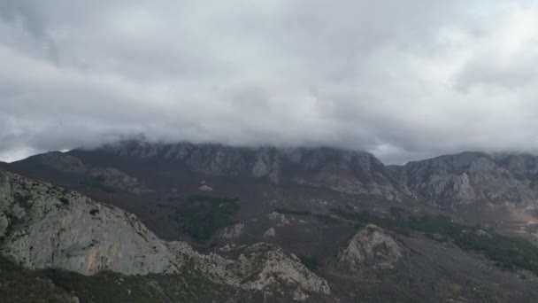 黑山非凡的摄影 厚重的云彩攀附在山顶 — 图库视频影像