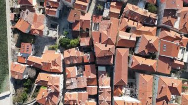 Eski Budva kasabasının kil çatıları üzerinde uçuyor, asırlık tarihi olan inanılmaz bir yer.