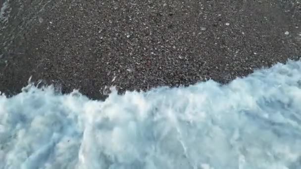 Αφρώδες Θαλασσινό Νερό Παραλία Βότσαλα — Αρχείο Βίντεο