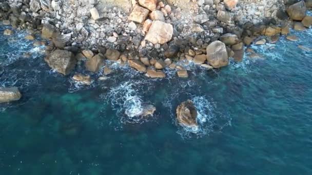 Rompiendo Olas Mar Mediterráneo Algo Increíble Ver Desde Arriba Mientras — Vídeos de Stock