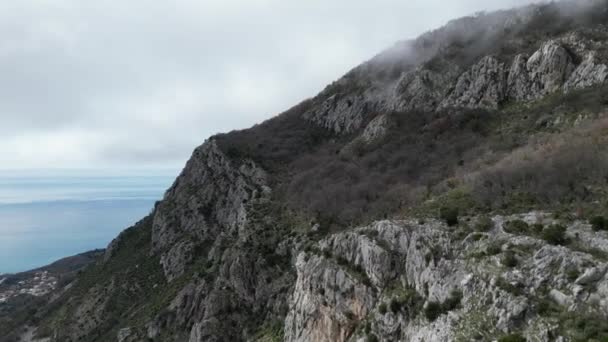 Szczyt Góry Stromą Skałą Jest Powoli Pokryty Chmurami Widokiem Brzeg — Wideo stockowe
