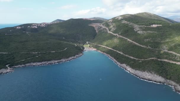 Widok Niesamowite Góry Czarnogóry Skaliste Wybrzeże Błękitnego Morza Niezwykle Piękna — Wideo stockowe