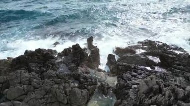 Akdeniz 'de dalgalar çarpıyor. Video bir dronun yardımıyla yapıldı, yavaş çekimde, dalgaların kayalara çarpmasını yukarıdan izlemek inanılmaz bir şey.