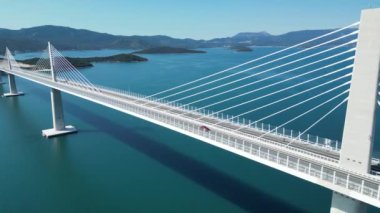 Adriyatik kıyısı. Hırvatistan. İki bankayı birbirine bağlayan güzel beyaz köprü.