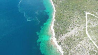 Hırvat kıyı şeridinin berrak suları. Hırvatistan 'ın inanılmaz güzelliği.