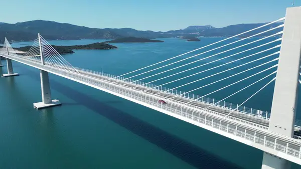 Adriyatik kıyısı. Hırvatistan. İki bankayı birbirine bağlayan güzel beyaz köprü.