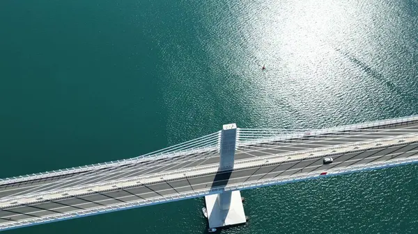 Adriyatik kıyısı. Hırvatistan. İki bankayı birbirine bağlayan güzel beyaz köprü.