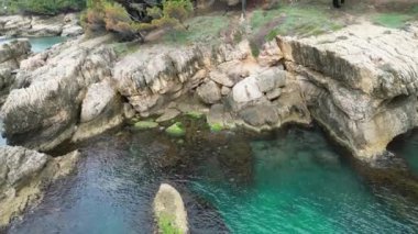 Karadağ 'ın inanılmaz dağlarının manzarası. Mavi denizin kayalık kıyısı