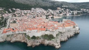 Tarihsel olarak değerli eski Dubrovnik kasabası. İnanılmaz fayanslı binalar, eski kiliseler. Tarihe gömülmüş bir yer