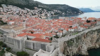 Tarihsel olarak değerli eski Dubrovnik kasabası. İnanılmaz fayanslı binalar, eski kiliseler. Tarihe gömülmüş bir yer
