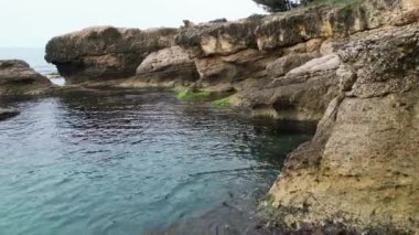 Karadağ 'ın inanılmaz dağlarının manzarası. Mavi denizin kayalık kıyısı