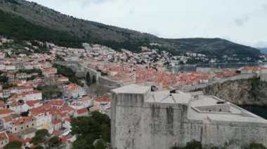 Tarihsel olarak değerli eski Dubrovnik kasabası. İnanılmaz fayanslı binalar, eski kiliseler. Tarihe gömülmüş bir yer