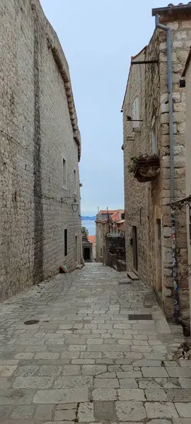 Eski şehrin dar sokakları. Uzun bir geçmişi olan sokaklar.