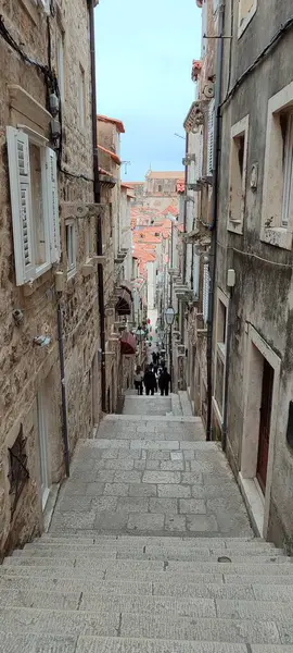 Eski şehrin dar sokakları. Uzun bir geçmişi olan sokaklar.