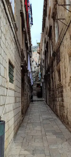 Eski şehrin dar sokakları. Uzun bir geçmişi olan sokaklar.