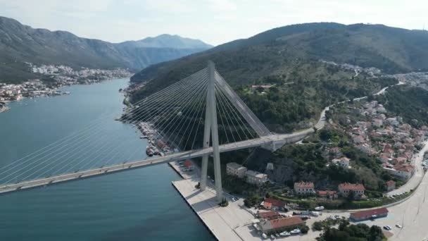 Côte Adriatique Croatie Beau Pont Blanc Reliant Les Deux Rives — Video