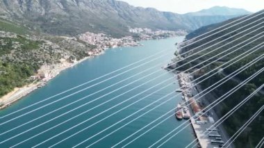 Adriyatik kıyısı. Hırvatistan. İki bankayı birbirine bağlayan güzel beyaz köprü. Dubrovnik.