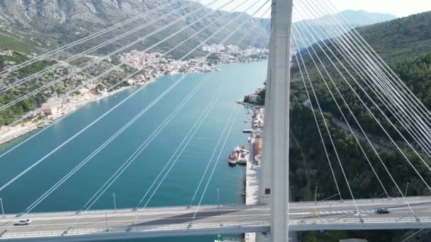 Costa Adriática Croacia Hermoso Puente Blanco Que Conecta Las Dos — Vídeo de stock