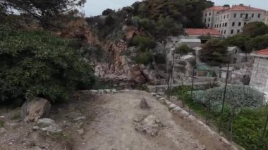 Temiz su ve dik bir bankayla pitoresk bir yamaca erişim