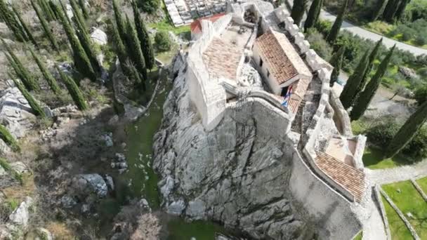 Ένα Γραφικό Μικρό Φρούριο Χτισμένο Ένα Κομμάτι Από Μεγάλη Πέτρα — Αρχείο Βίντεο