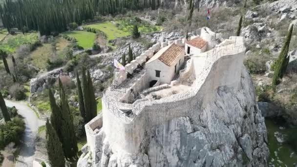 一座风景如画的小城堡建在一块大石头上 — 图库视频影像