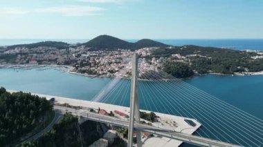 Adriyatik kıyısı. Hırvatistan. İki bankayı birbirine bağlayan güzel beyaz köprü. Dubrovnik.