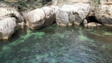 İnsansız hava aracı kayalık sahile yaklaşıyor. Karadağ 2024.