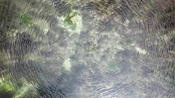 Lassú Mozgás Drón Forgó Propellereiből Származó Körök Vízen — Stock videók