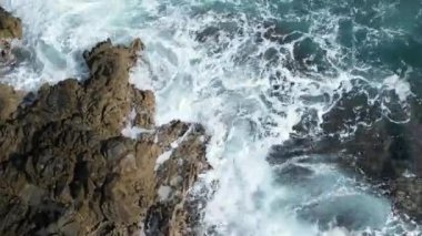 Akdeniz 'de dalgalar çarpıyor. Video bir dronun yardımıyla çekildi. Dalgaların kayalara çarpmasını yukarıdan izlemek inanılmaz bir şey.
