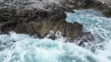 Akdeniz 'de dalgalar çarpıyor. Video bir dronun yardımıyla çekildi. Dalgaların kayalara çarpmasını yukarıdan izlemek inanılmaz bir şey.