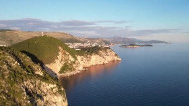 Yüksek hız modu, dik bir kıyıda uçmak. İnanılmaz Hırvatistan.