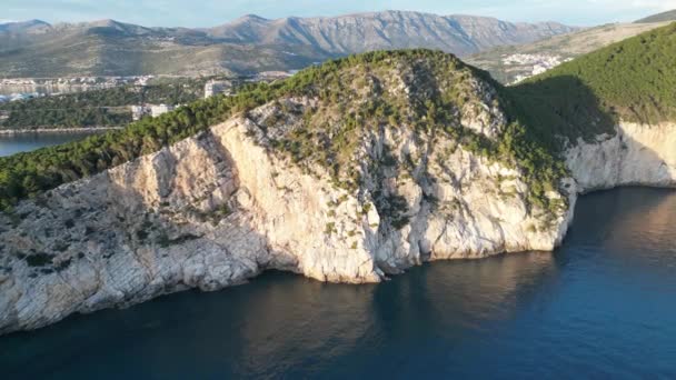 令人惊叹的克罗地亚高耸陡峭的海岸通向晶莹清澈的大海的迷人景象 — 图库视频影像