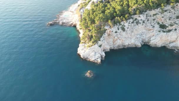 Csodálatos Horvátország Lenyűgöző Kilátás Magas Meredek Partra Ami Kristálytiszta Tengerbe — Stock videók