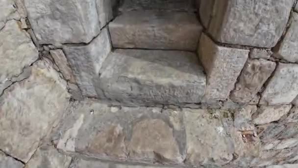城堡墙壁上的楼梯 — 图库视频影像