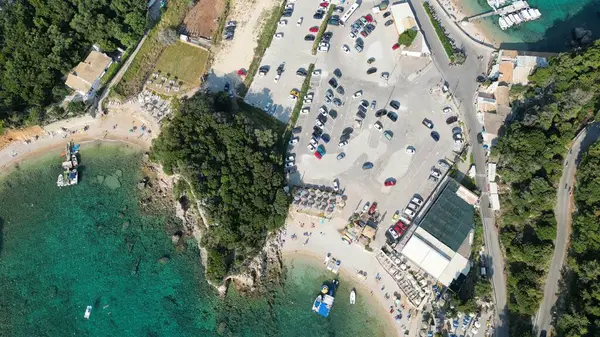 Plajdaki otoparklardan biri. Korfu, Yunanistan.