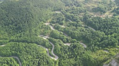 Kuzey Karadağ 'da arabaların hareket ettiği serpentin yol