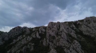 Uçsuz bucaksız, berrak mavi gökyüzünün altındaki yemyeşil dağları gösteren kesinlikle nefes kesici bir hava görüntüsü.