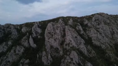 Uçsuz bucaksız, berrak mavi gökyüzünün altındaki yemyeşil dağları gösteren kesinlikle nefes kesici bir hava görüntüsü.
