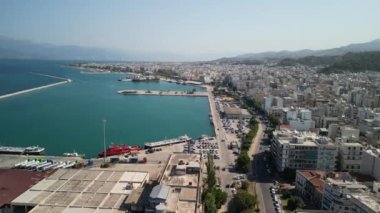 Yunanistan 'da deniz kenarındaki kentin çarpıcı hava manzarası