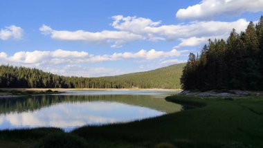 Etrafı ağaçlarla ve çeşitli kayalarla çevrili engin ve güzel bir su kütlesi.