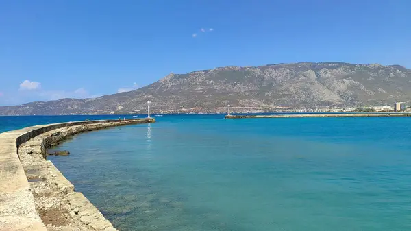 Uçsuz bucaksız dingin sulara eşlik eden muazzam büyüklükteki dağlar arka planda yükselerek muhteşem bir manzara yaratıyor.