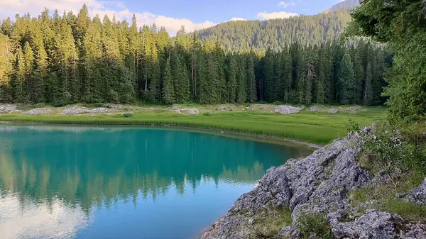 Etrafı ağaçlarla ve çeşitli kayalarla çevrili engin ve güzel bir su kütlesi.