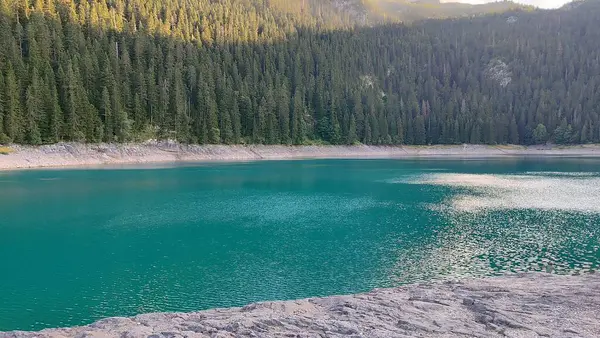 Etrafı ağaçlarla ve çeşitli kayalarla çevrili engin ve güzel bir su kütlesi.