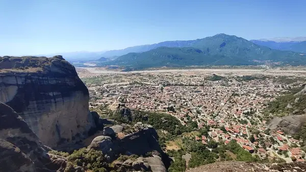 Görkemli dağlarla çevrili, yemyeşil bir vadinin kalbine kurulmuş canlı bir şehir hayal edin.