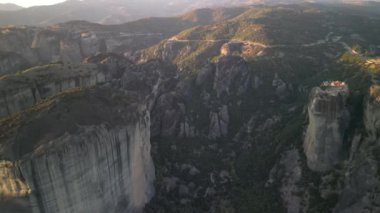 Yunanistan 'da nefes kesen kaya oluşumlarını ve ikonik Meteora manastırlarını gözler önüne seren hayranlık verici bir hava manzarası